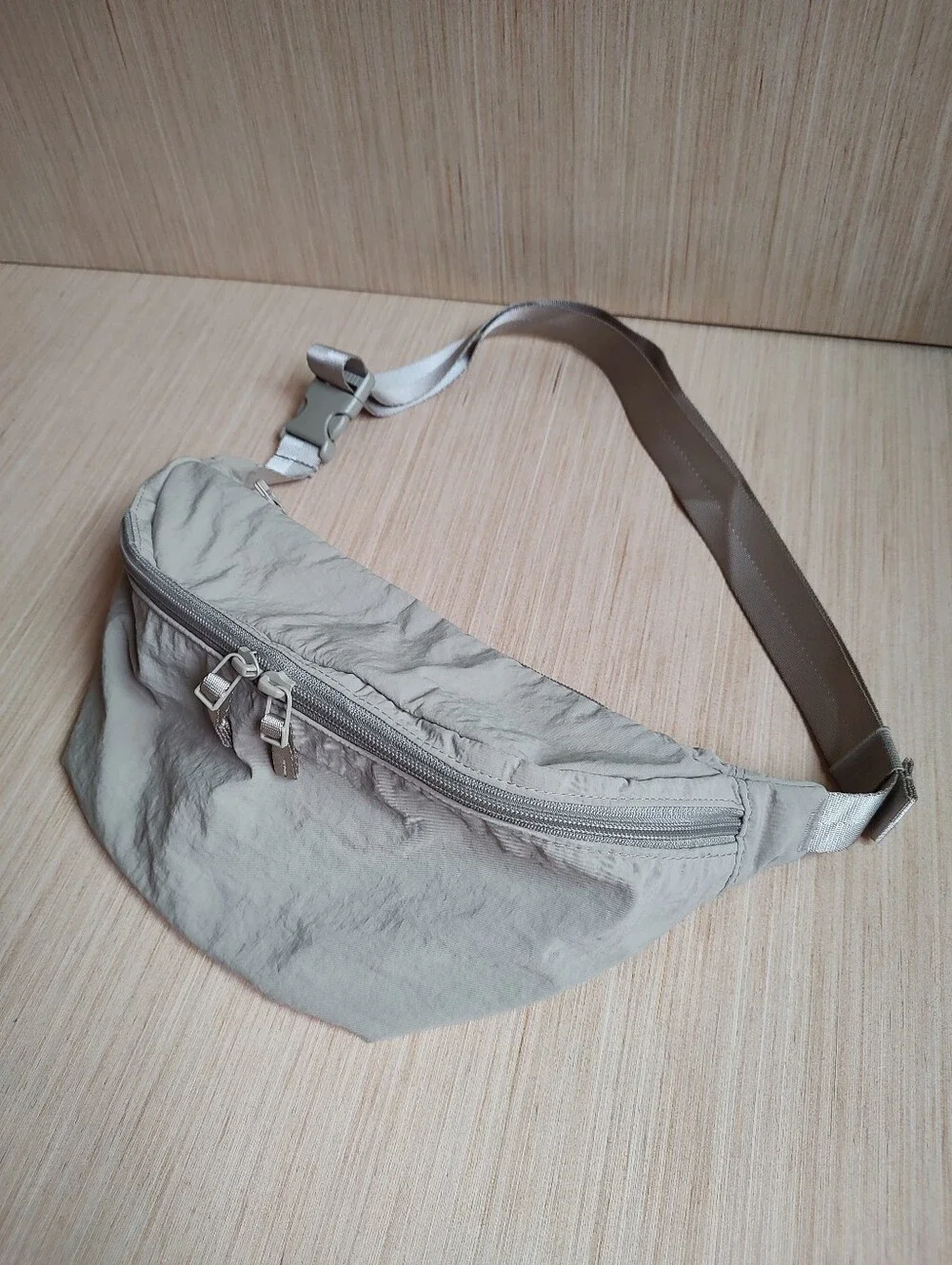 Uniqlo Nylon Crossbody Bag Funny Pack Waist Shoulder Handbag Beige Khaki Pockets - Picture 7 of 16